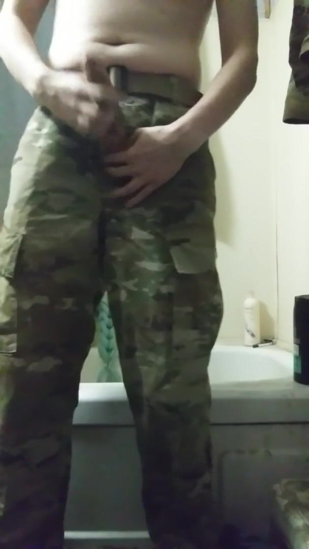 Army guy takes shower and jacks off at Gay0Day