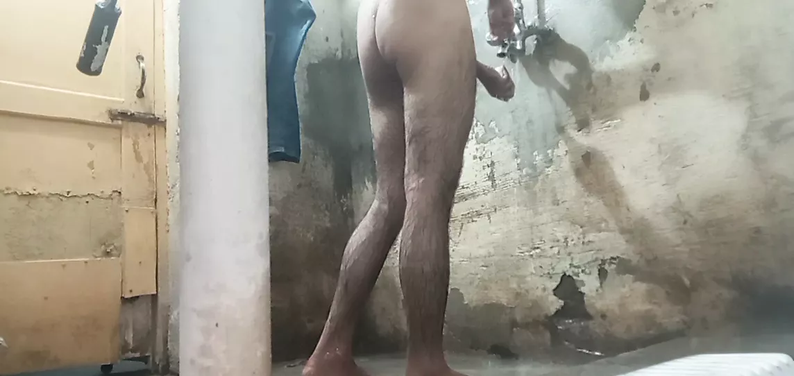 Desi guy Pakistani shower Pakistani big cock enjoy bathroom time desi cock  in bathroom watch online
