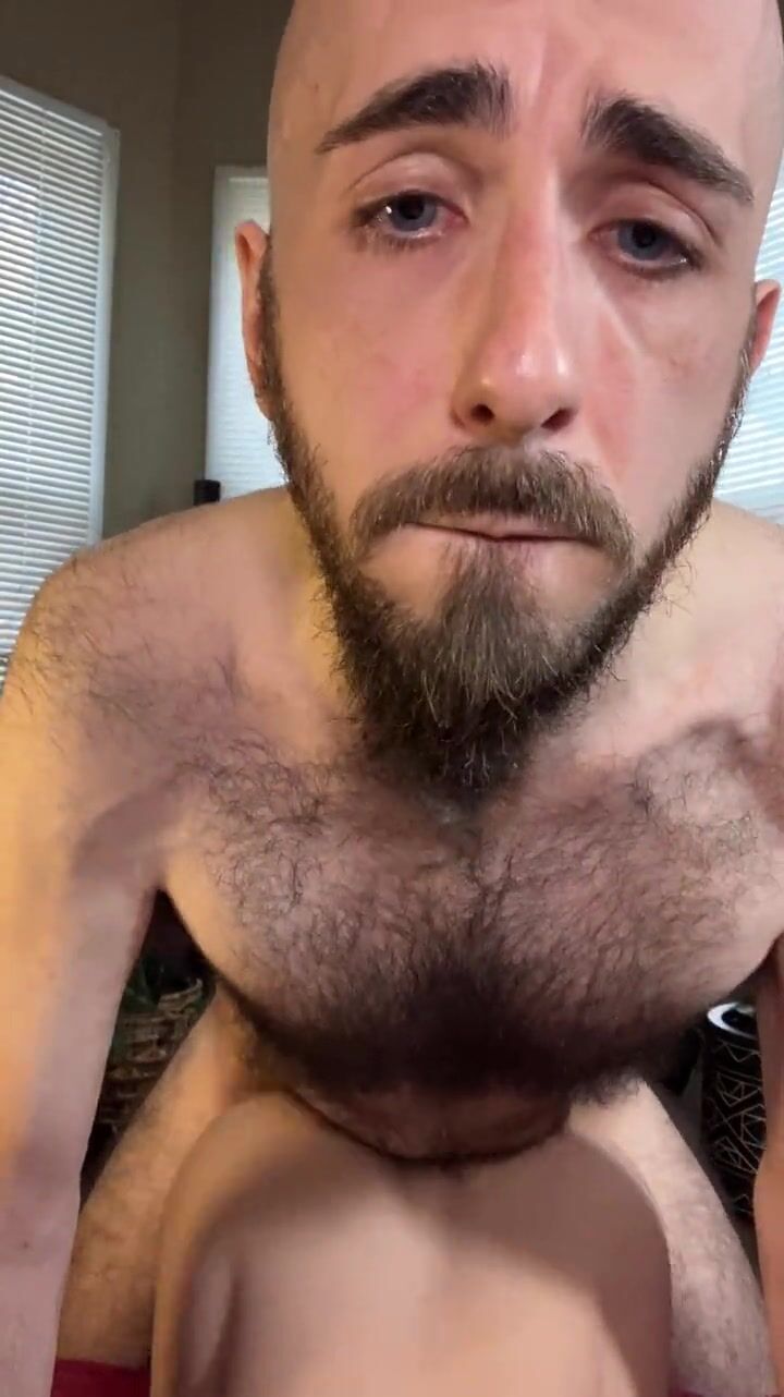 Очень волосатый лысый бородатый нестриженый белый парень трахает  силиконовую задницу по-собачьи и кончает внутрь (секс игрушка) смотреть  онлайн
