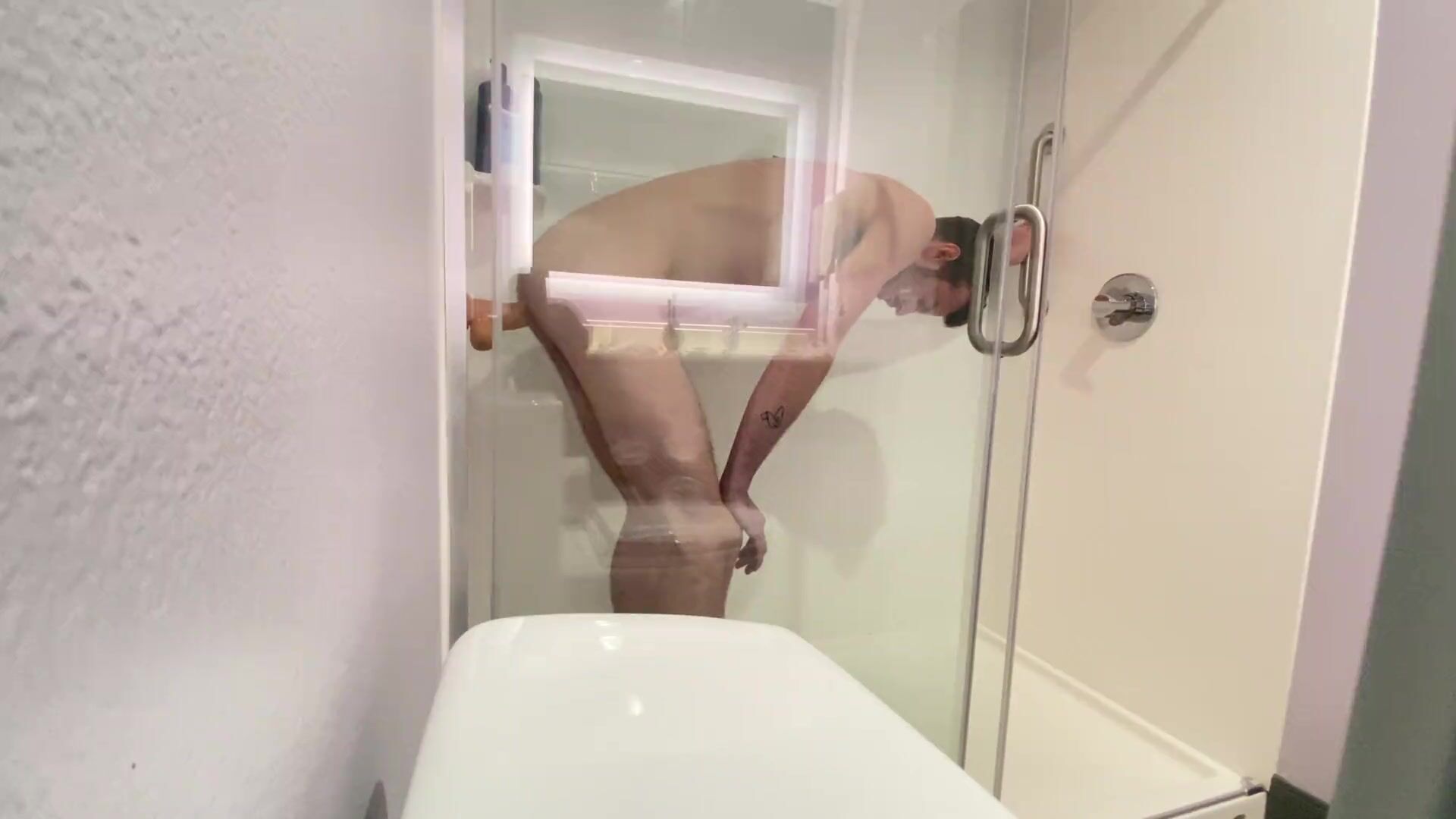 STR8 Ragazzi prima cavalca il suo grande giocattolo sessuale bianco nella doccia in hotel guarda online