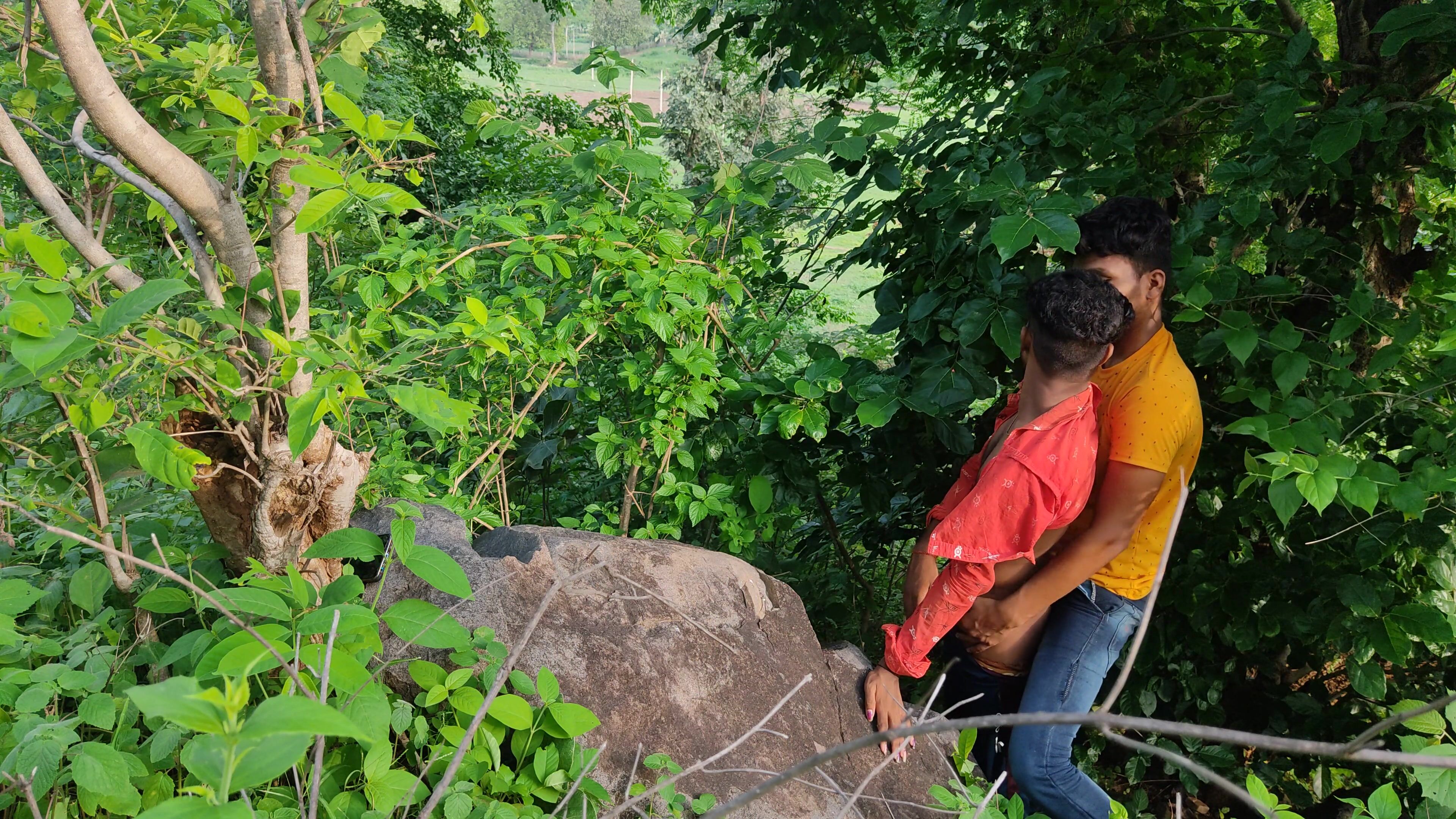 Wir waren mit großen Hoffnungen in den Wald gegangen, aber Babu erfährt, dass uns ein Mann beim Sex beobachtet hat, also rennen wir weg!!! Online schauen