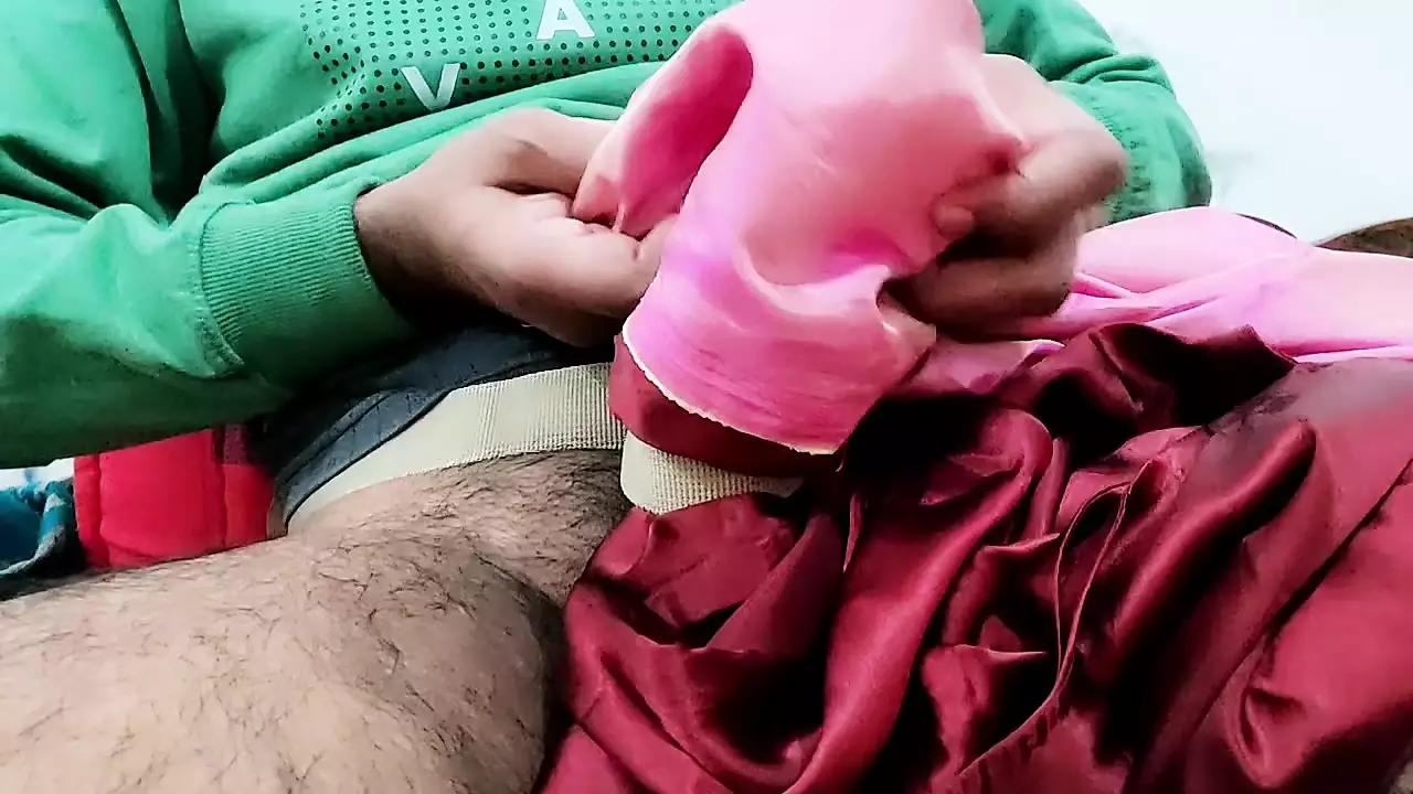 Satin silk handjob porn - Cock head rub of bhabhi salwar (110) смотреть  онлайн