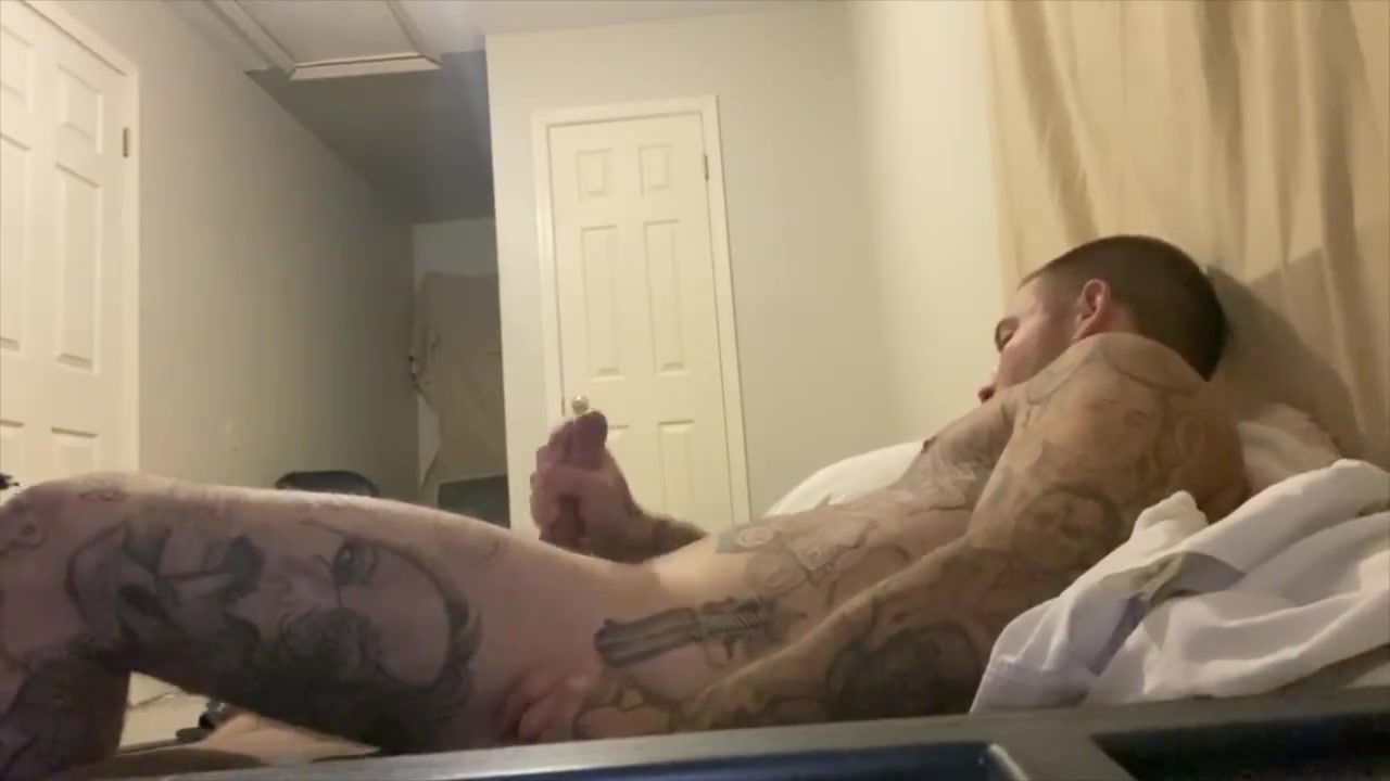 Verdadero espía! Tatted Str8 Redneck Boy atrapado jugando / jacking en la cama! ver en linea