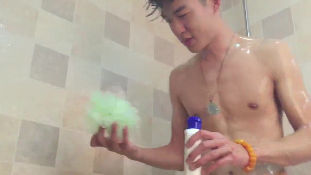 Asian Twink gibt den Blick auf seine epischen Bod Charms in der Dusche am  Gay0Day
